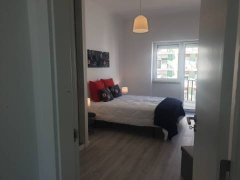 Apartamento T3 totalmente remodelado e equipado na Estrada de Benfica, excelente localização