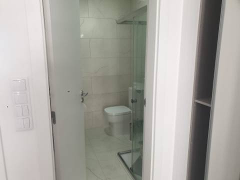 Apartamento T3 totalmente remodelado e equipado na Estrada de Benfica, excelente localização