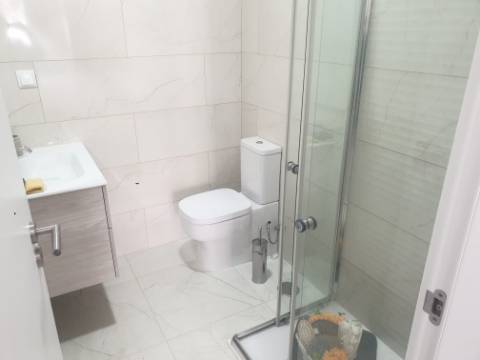 Apartamento T3 totalmente remodelado e equipado na Estrada de Benfica, excelente localização