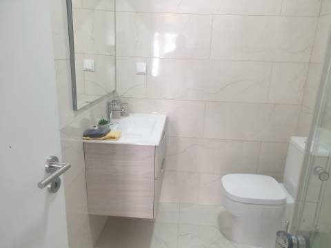 Apartamento T3 totalmente remodelado e equipado na Estrada de Benfica, excelente localização