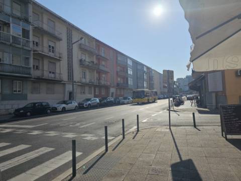 Apartamento T3 totalmente remodelado e equipado na Estrada de Benfica, excelente localização