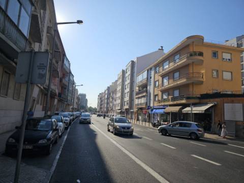 Apartamento T3 totalmente remodelado e equipado na Estrada de Benfica, excelente localização