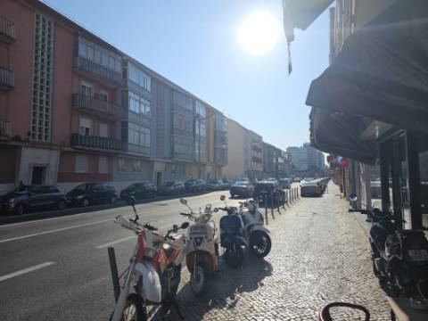 Apartamento T3 totalmente remodelado e equipado na Estrada de Benfica, excelente localização