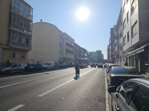 Apartamento T3 totalmente remodelado e equipado na Estrada de Benfica, excelente localização