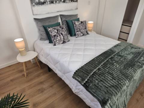 Apartamento T3 totalmente remodelado e equipado na Estrada de Benfica, excelente localização