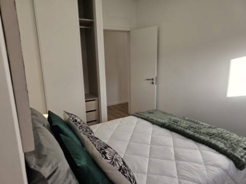 Apartamento T3 totalmente remodelado e equipado na Estrada de Benfica, excelente localização