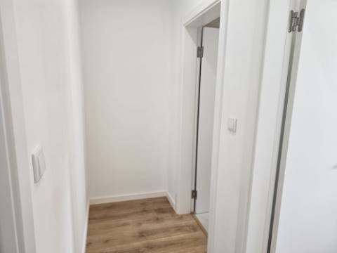 Apartamento T3 totalmente remodelado e equipado na Estrada de Benfica, excelente localização