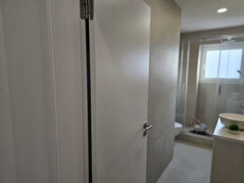 Apartamento T3 totalmente remodelado e equipado na Estrada de Benfica, excelente localização