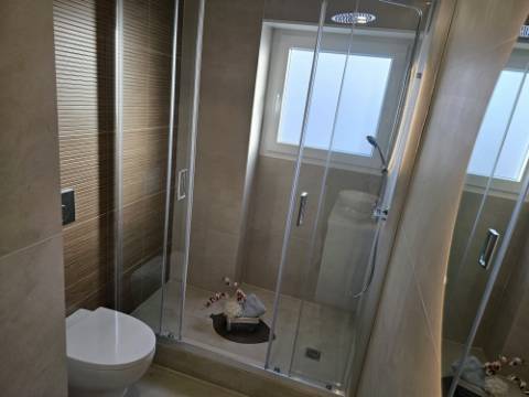 Apartamento T3 totalmente remodelado e equipado na Estrada de Benfica, excelente localização