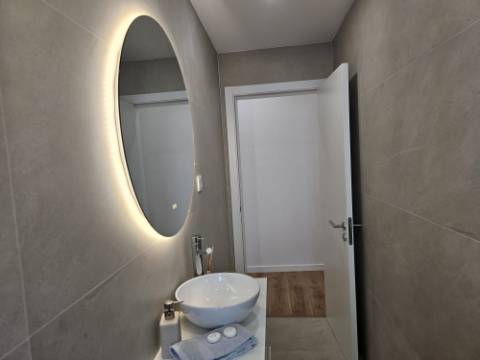 Apartamento T3 totalmente remodelado e equipado na Estrada de Benfica, excelente localização