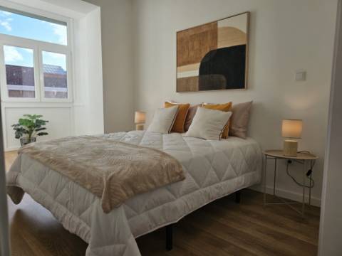 Apartamento T3 totalmente remodelado e equipado na Estrada de Benfica, excelente localização