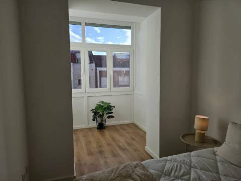 Apartamento T3 totalmente remodelado e equipado na Estrada de Benfica, excelente localização