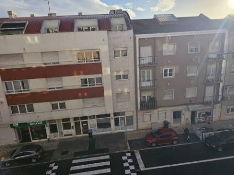 Apartamento T3 totalmente remodelado e equipado na Estrada de Benfica, excelente localização