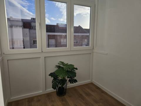 Apartamento T3 totalmente remodelado e equipado na Estrada de Benfica, excelente localização