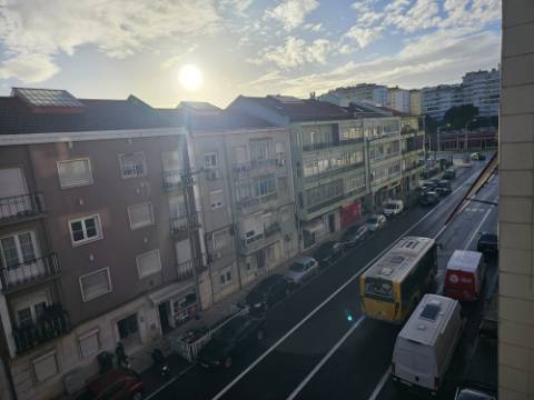 Apartamento T3 totalmente remodelado e equipado na Estrada de Benfica, excelente localização