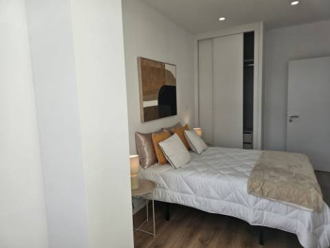 Apartamento T3 totalmente remodelado e equipado na Estrada de Benfica, excelente localização