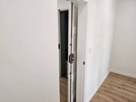 Apartamento T3 totalmente remodelado e equipado na Estrada de Benfica, excelente localização