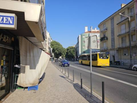 Apartamento T3 totalmente remodelado e equipado na Estrada de Benfica, excelente localização