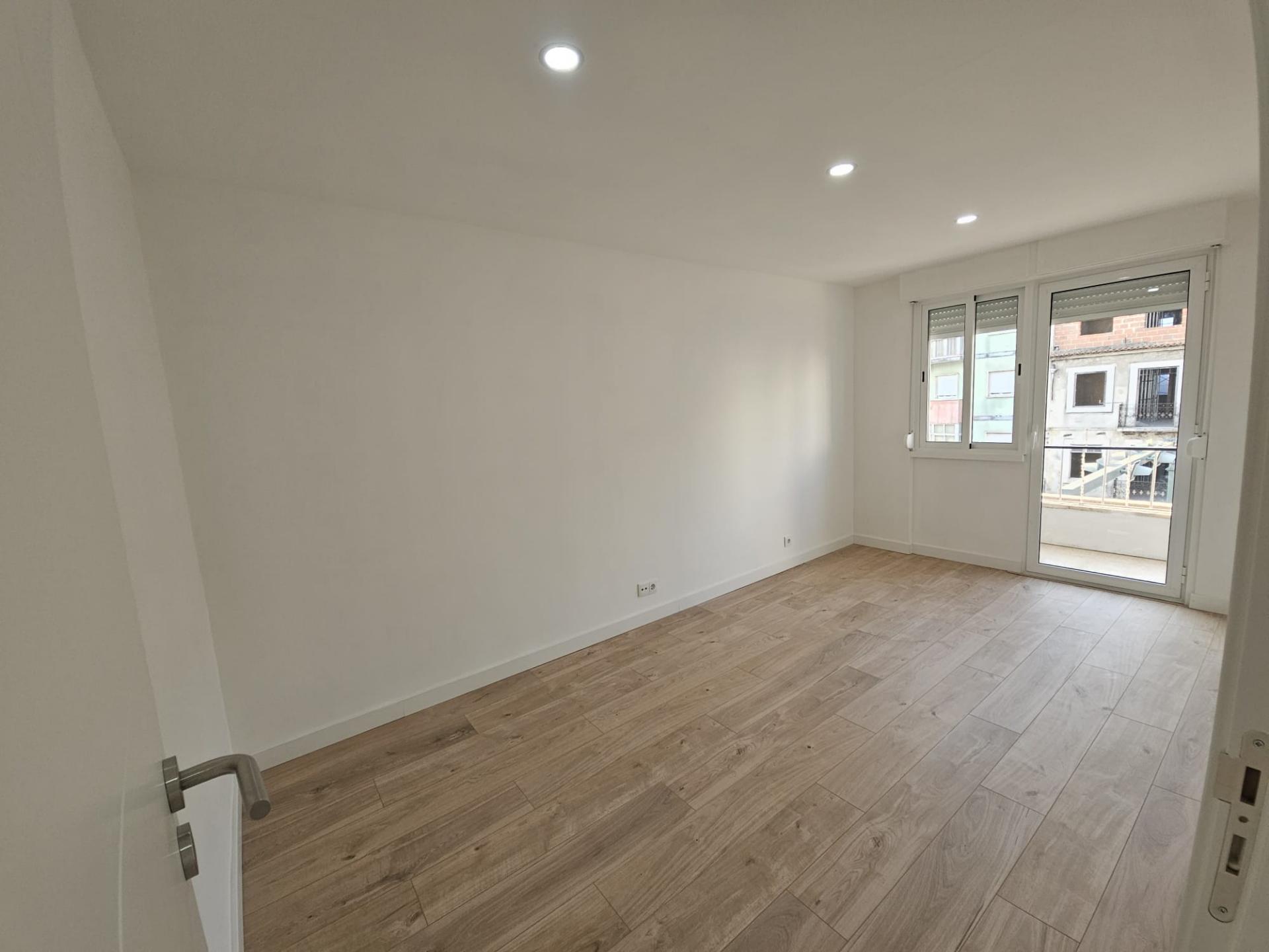 Apartamento T2 totalmente remodelado em excelente localização na Falagueira a 8 minutos a pé do Estação de Metro e Comboios da Reboleira