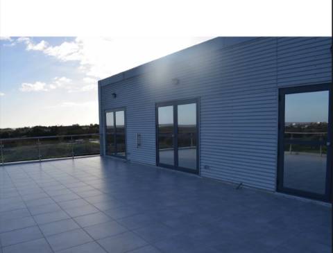 Armazém/Escritórios de grandes dimensões!
Excelente oportunidade para empresa de distribuição/logística ou ninho de
empresas!