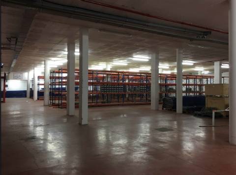 Armazém/Escritórios de grandes dimensões!
Excelente oportunidade para empresa de distribuição/logística ou ninho de
empresas!