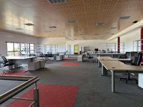 Armazém/Escritórios de grandes dimensões!
Excelente oportunidade para empresa de distribuição/logística ou ninho de
empresas!