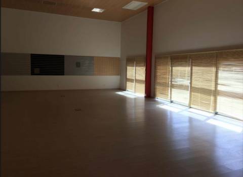 Armazém/Escritórios de grandes dimensões!
Excelente oportunidade para empresa de distribuição/logística ou ninho de
empresas!