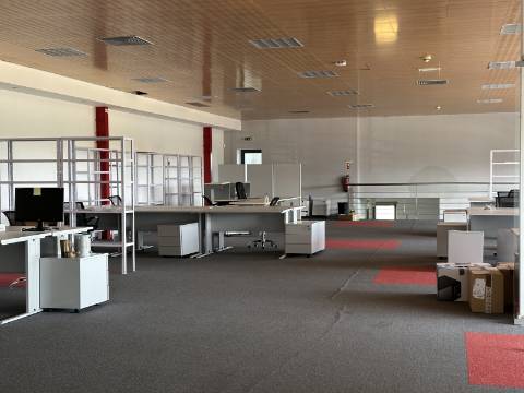 Armazém/Escritórios de grandes dimensões!
Excelente oportunidade para empresa de distribuição/logística ou ninho de
empresas!