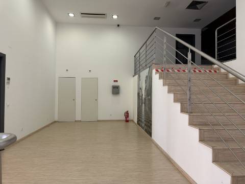 Armazém/Escritórios de grandes dimensões!
Excelente oportunidade para empresa de distribuição/logística ou ninho de
empresas!