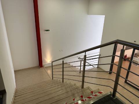 Armazém/Escritórios de grandes dimensões!
Excelente oportunidade para empresa de distribuição/logística ou ninho de
empresas!