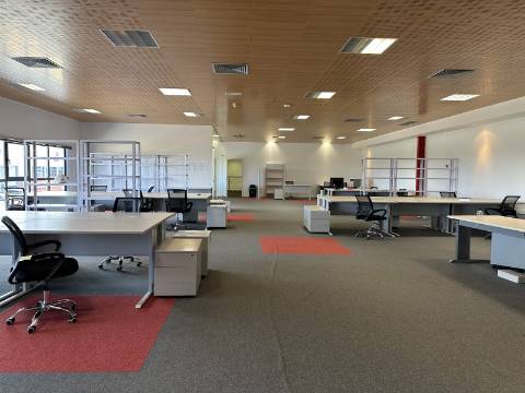 Armazém/Escritórios de grandes dimensões!
Excelente oportunidade para empresa de distribuição/logística ou ninho de
empresas!