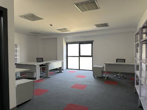 Armazém/Escritórios de grandes dimensões!
Excelente oportunidade para empresa de distribuição/logística ou ninho de
empresas!