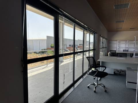 Armazém/Escritórios de grandes dimensões!
Excelente oportunidade para empresa de distribuição/logística ou ninho de
empresas!