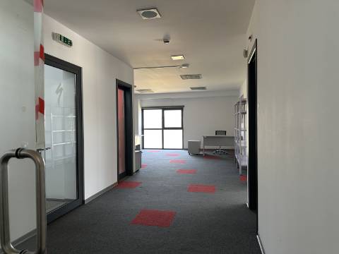 Armazém/Escritórios de grandes dimensões!
Excelente oportunidade para empresa de distribuição/logística ou ninho de
empresas!