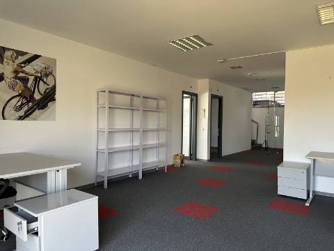 Armazém/Escritórios de grandes dimensões!
Excelente oportunidade para empresa de distribuição/logística ou ninho de
empresas!