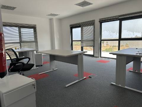 Armazém/Escritórios de grandes dimensões!
Excelente oportunidade para empresa de distribuição/logística ou ninho de
empresas!