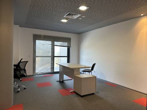 Armazém/Escritórios de grandes dimensões!
Excelente oportunidade para empresa de distribuição/logística ou ninho de
empresas!