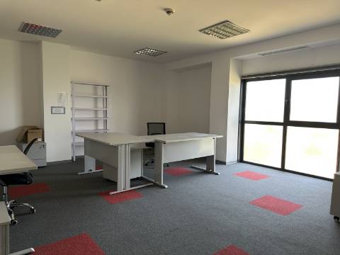 Armazém/Escritórios de grandes dimensões!
Excelente oportunidade para empresa de distribuição/logística ou ninho de
empresas!