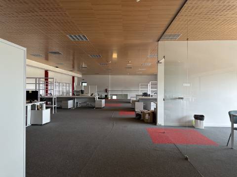 Armazém/Escritórios de grandes dimensões!
Excelente oportunidade para empresa de distribuição/logística ou ninho de
empresas!