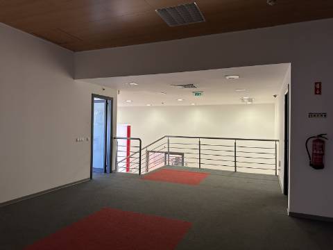 Armazém/Escritórios de grandes dimensões!
Excelente oportunidade para empresa de distribuição/logística ou ninho de
empresas!