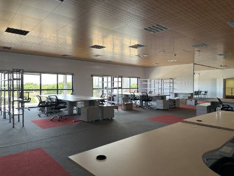 Armazém/Escritórios de grandes dimensões!
Excelente oportunidade para empresa de distribuição/logística ou ninho de
empresas!