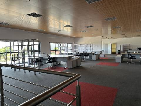 Armazém/Escritórios de grandes dimensões!
Excelente oportunidade para empresa de distribuição/logística ou ninho de
empresas!