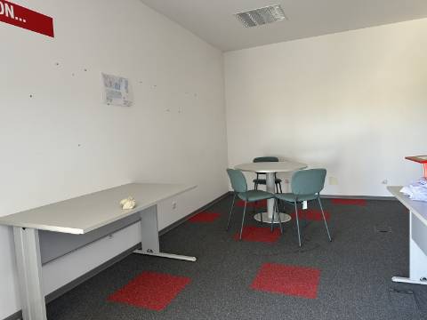 Armazém/Escritórios de grandes dimensões!
Excelente oportunidade para empresa de distribuição/logística ou ninho de
empresas!