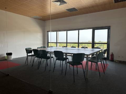 Armazém/Escritórios de grandes dimensões!
Excelente oportunidade para empresa de distribuição/logística ou ninho de
empresas!