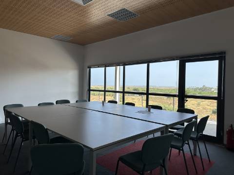 Armazém/Escritórios de grandes dimensões!
Excelente oportunidade para empresa de distribuição/logística ou ninho de
empresas!