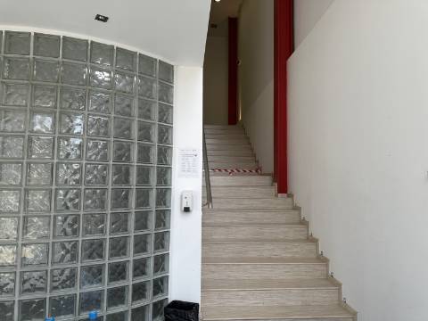 Armazém/Escritórios de grandes dimensões!
Excelente oportunidade para empresa de distribuição/logística ou ninho de
empresas!