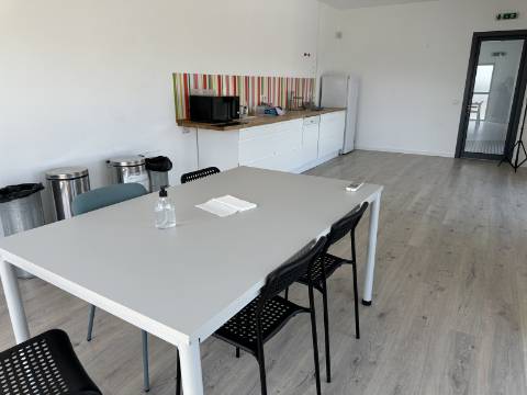 Armazém/Escritórios de grandes dimensões!
Excelente oportunidade para empresa de distribuição/logística ou ninho de
empresas!