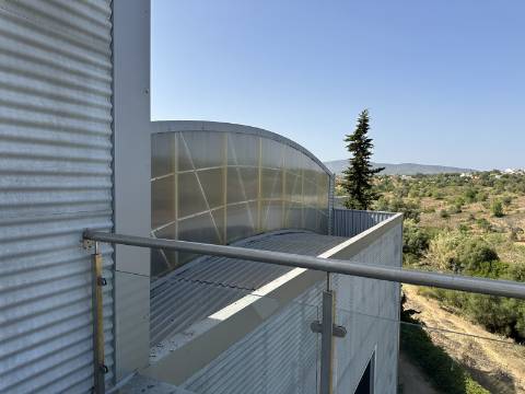 Armazém/Escritórios de grandes dimensões!
Excelente oportunidade para empresa de distribuição/logística ou ninho de
empresas!