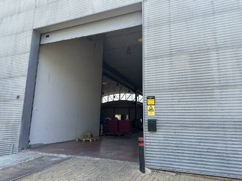 Armazém/Escritórios de grandes dimensões!
Excelente oportunidade para empresa de distribuição/logística ou ninho de
empresas!