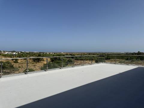 Armazém/Escritórios de grandes dimensões!
Excelente oportunidade para empresa de distribuição/logística ou ninho de
empresas!